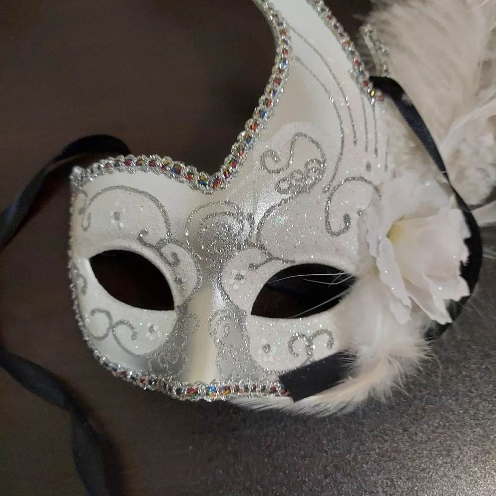 Women's ostrich feather venetian masquerade mask. White/Silver.
